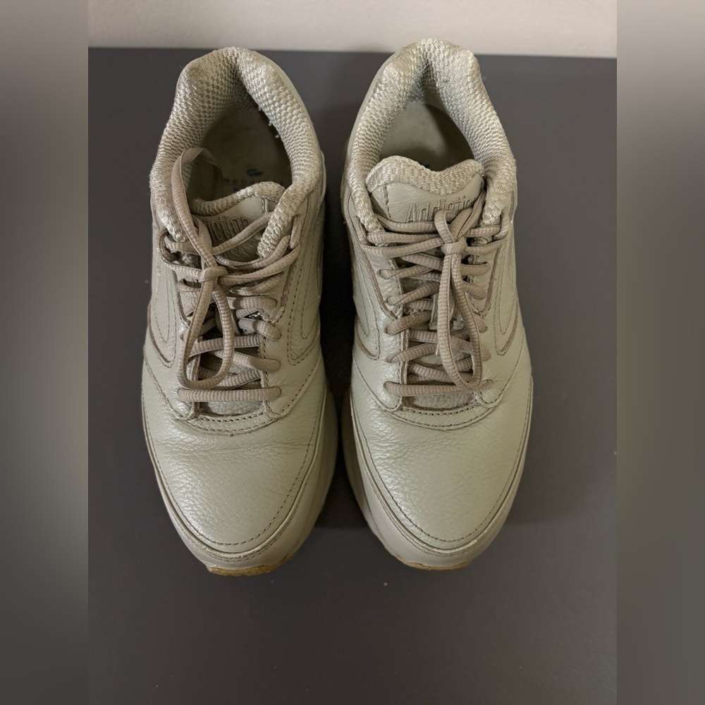 Brooks Addiction Walker, Women’s Size 8.5 Beige